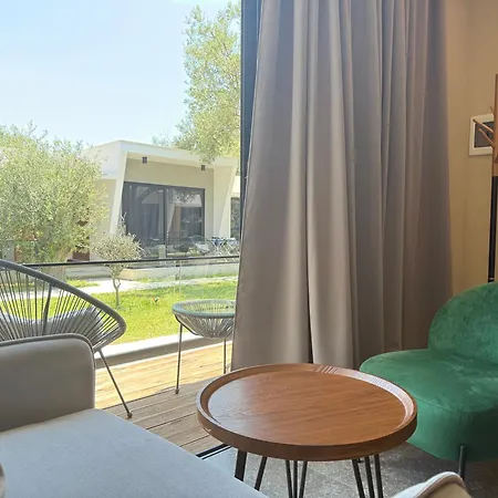 Ξενοδοχείο με διαμερίσματα Luna Mare Boutique Seaside 4*